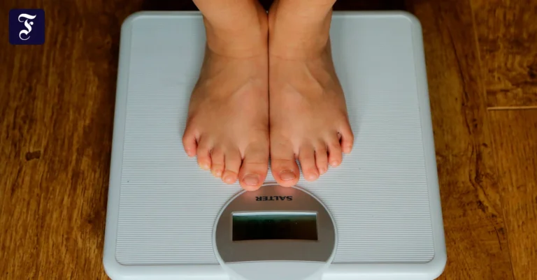 ein-kind-steht-auf-einer-waage.webp.webp