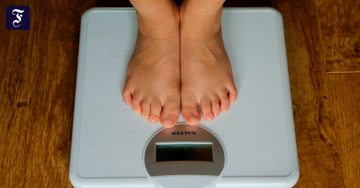 ein-kind-steht-auf-einer-waage.webp.webp