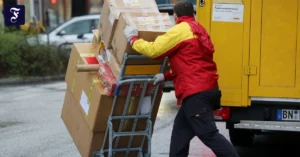ein-paketbote-der-post-schiebt.webp.webp