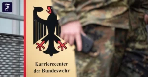 ein-soldat-steht-waehrend.webp.webp