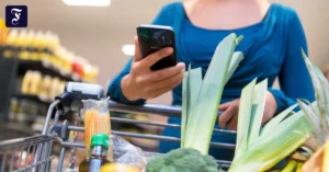 einkaufen-mit-smartphone-app.webp.webp