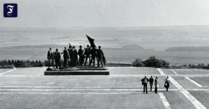kz-buchenwald-denkmal-auf-dem.webp.webp