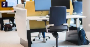 leerer-schreibtisch-in-einem.webp.webp