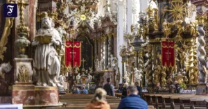 menschen-besuchen-am.webp.webp