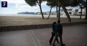 menschen-spazieren-am-strand.webp.webp