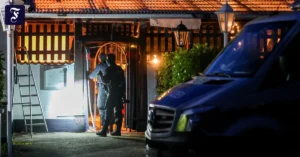 polizeibeamte-durchsuchten.webp.webp