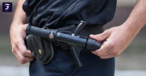 polizist-mit-einem.webp.webp