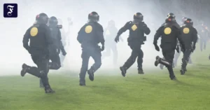 polizisten-laufen-im-dresdner.webp.webp