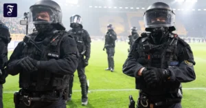 polizisten-sichern-im-stadion.webp.webp
