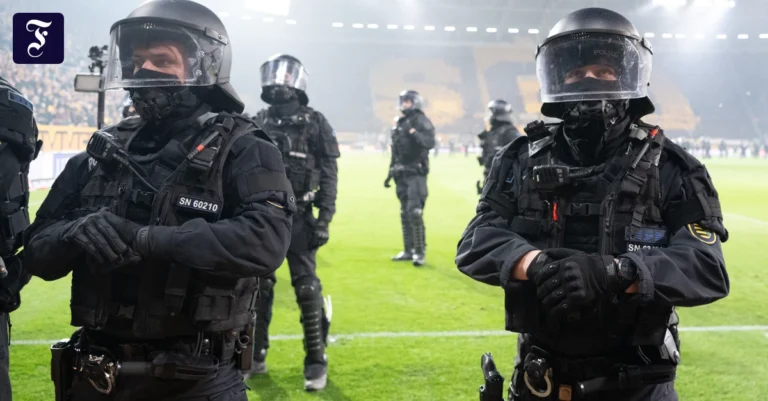 polizisten-sichern-im-stadion.webp.webp