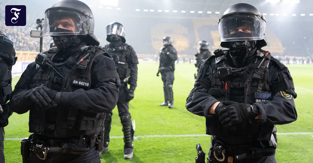 polizisten-sichern-im-stadion.webp.webp