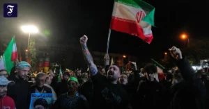 pro-regime-demonstranten-auf.webp.webp