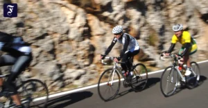 radfahrer-auf-dem-weg-durch.webp.webp