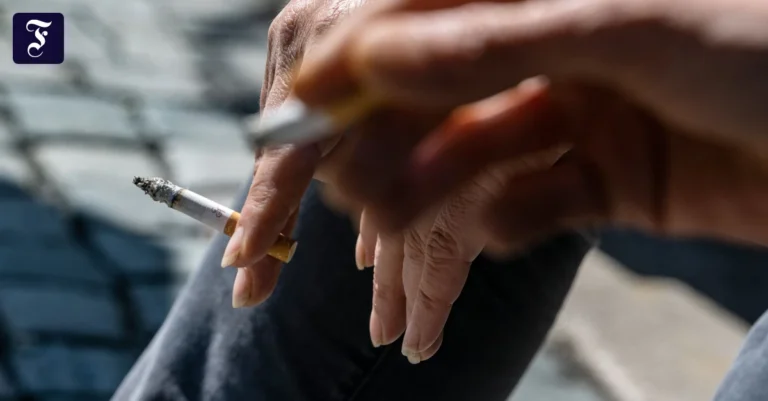 raucher-halten-brennende.webp.webp