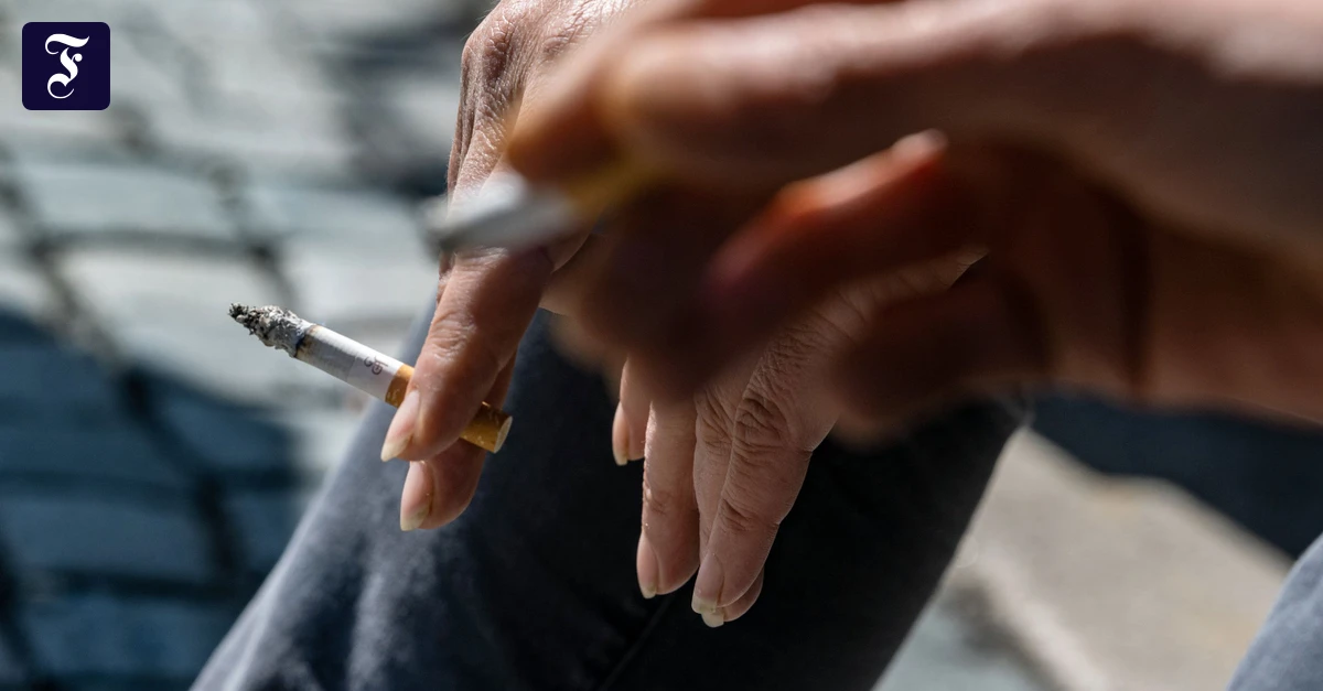 raucher-halten-brennende.webp.webp