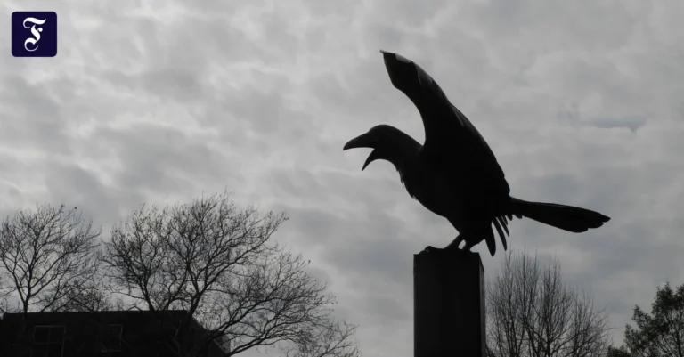 statue-eines-raben-vor-dem.webp.webp