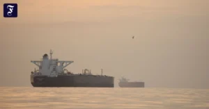 tanker-ankern-in-der-strasse.webp.webp