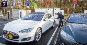 teslas-an-einer-ladestation.webp.webp