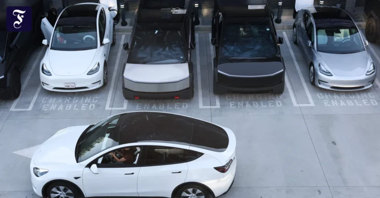 teslas-auf-einem-parkplatz-mit.webp.webp