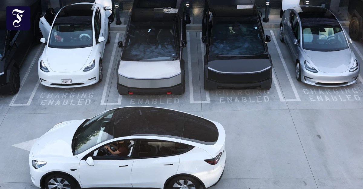 teslas-auf-einem-parkplatz-mit.webp.webp
