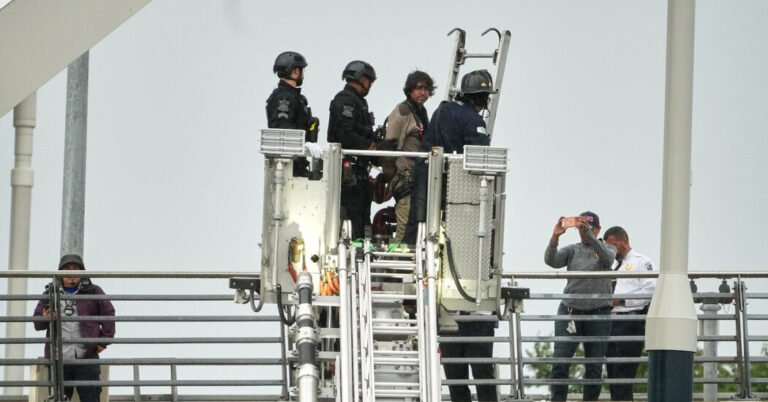 06nat-bridge-protest-ends-hfvj-facebookJumbo.jpg