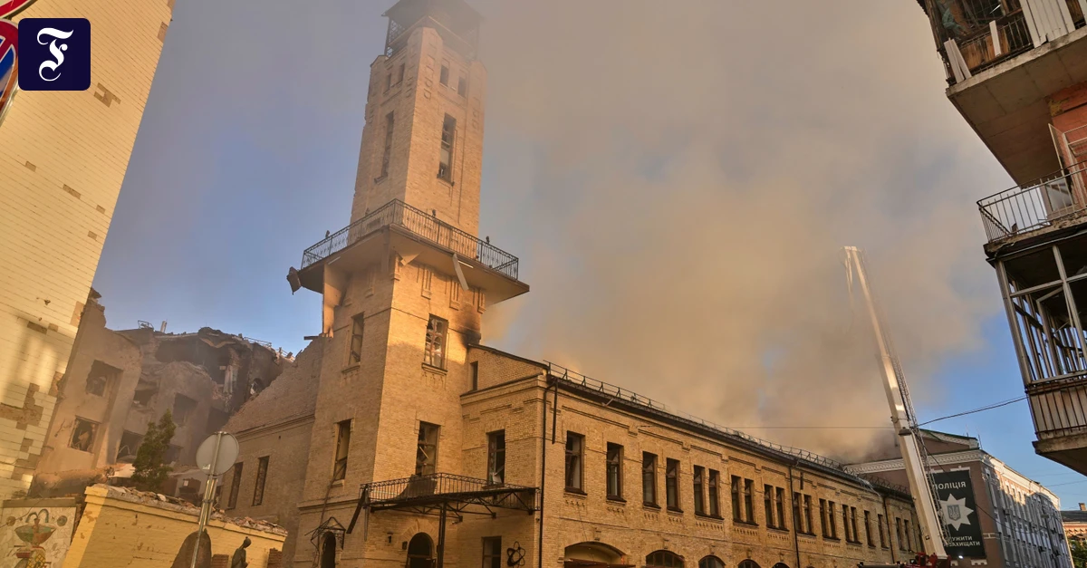 1779668140_feuerwehrleute-loeschen-ein.webp.webp