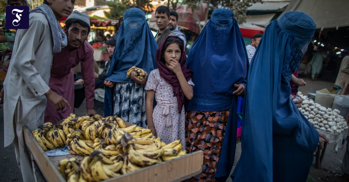 afghanische-frauen-stehen-im.webp.webp