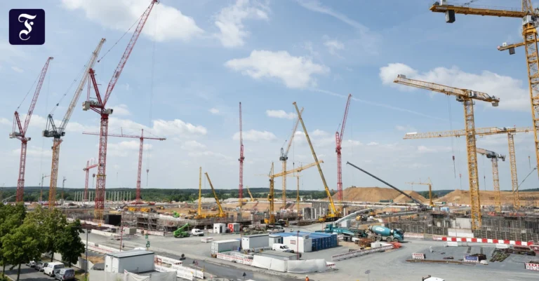 baukraene-auf-der-baustelle.webp.webp