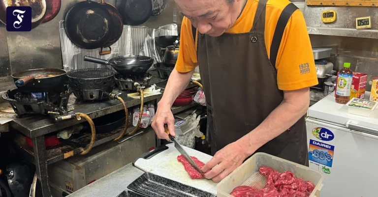 bereitet-walfleisch-sahimi-vor.webp.webp