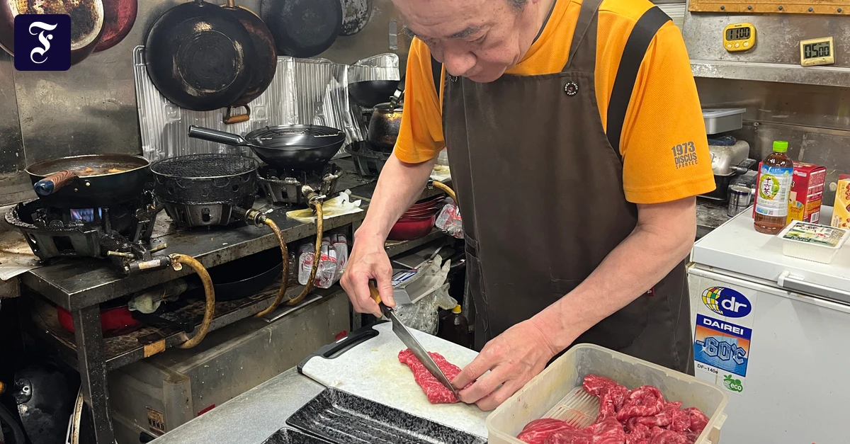 bereitet-walfleisch-sahimi-vor.webp.webp