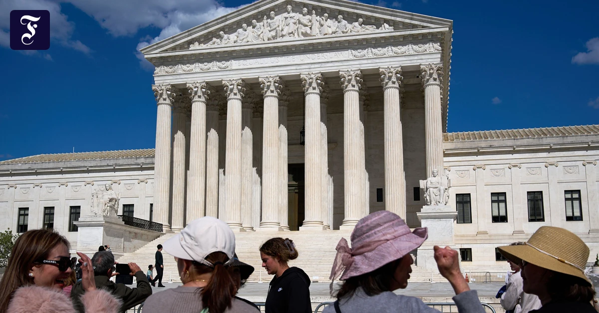 besucher-vor-dem-supreme-court.webp.webp