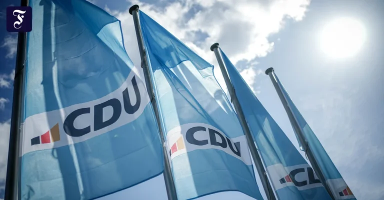 das-cdu-logo-ist-auf-fahnen.webp.webp