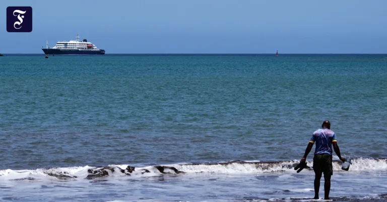 das-kreuzfahrtschiff-liegt-im.webp.webp