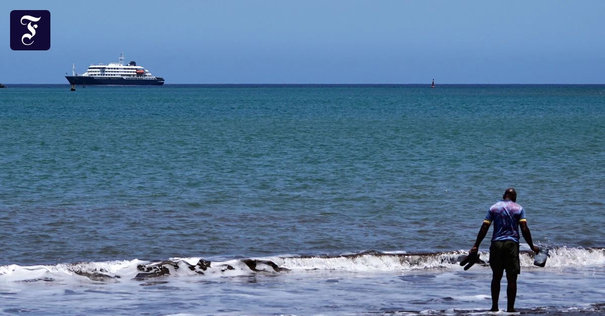 das-kreuzfahrtschiff-liegt-im.webp.webp