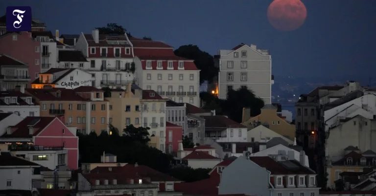 der-vollmond-geht-in-lissabon.webp.webp