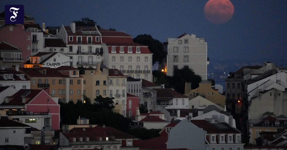der-vollmond-geht-in-lissabon.webp.webp