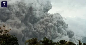 der-vulkan-mayon-spuckt-asche.webp.webp