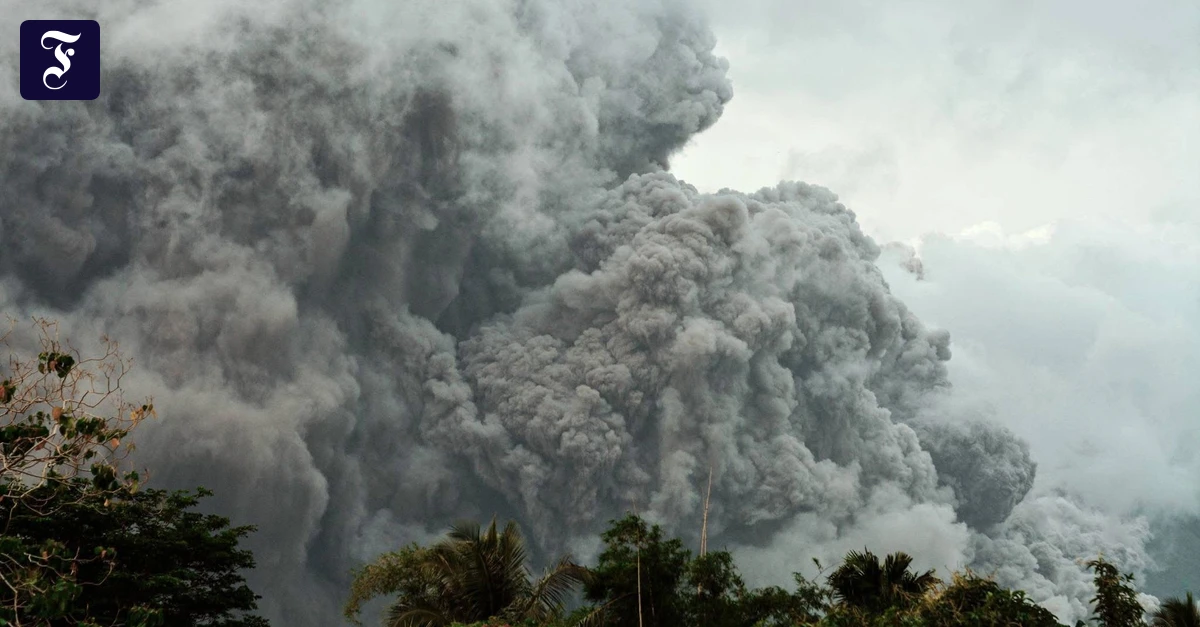 der-vulkan-mayon-spuckt-asche.webp.webp