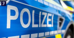 die-tuer-eines-streifenwagens.webp.webp