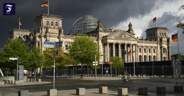 dunkle-wolken-ueber-dem.webp.webp