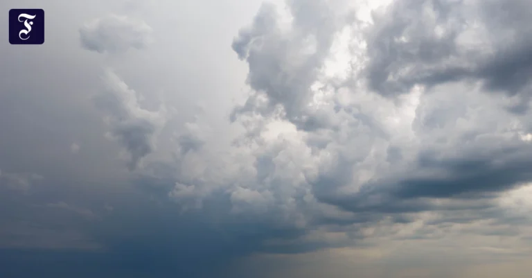 dunkle-wolken-ziehen-auf.webp.webp