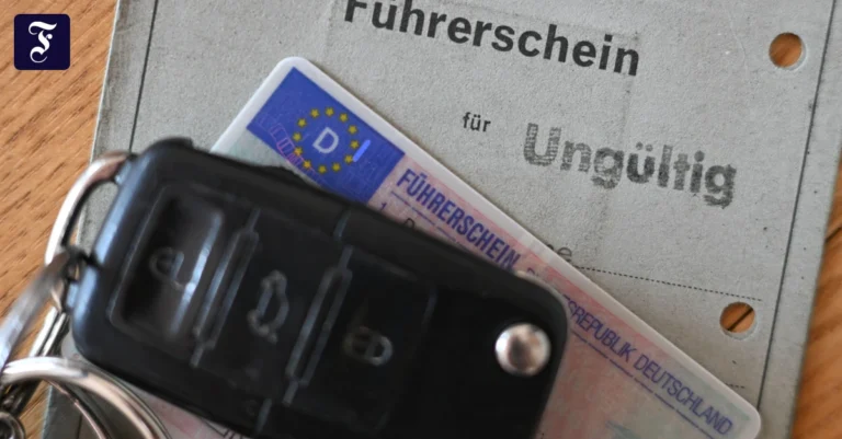 ein-autoschluessel-liegt-auf.webp.webp