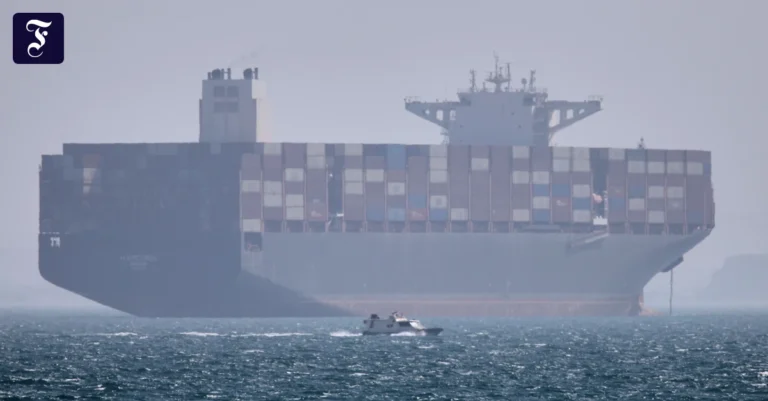 ein-containerschiff-liegt-vor.webp.webp