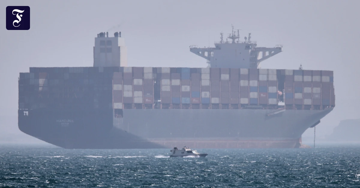 ein-containerschiff-liegt-vor.webp.webp
