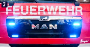 ein-feuer-bricht-in-einer.webp.webp