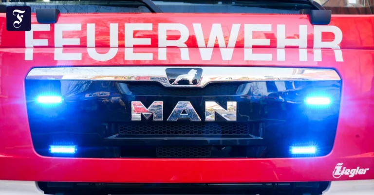 ein-feuer-bricht-in-einer.webp.webp