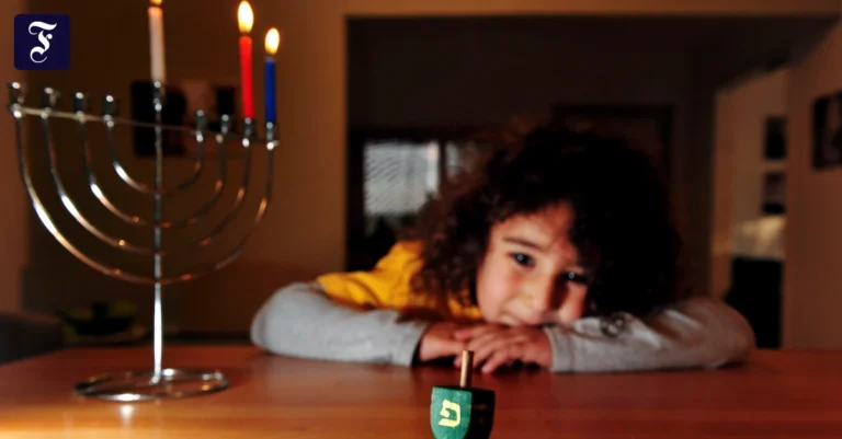 ein-juedisches-kind-spielt-an.webp.webp
