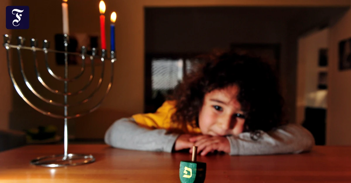 ein-juedisches-kind-spielt-an.webp.webp