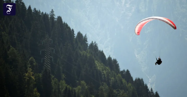 ein-paraglider-fliegt-ueber.webp.webp