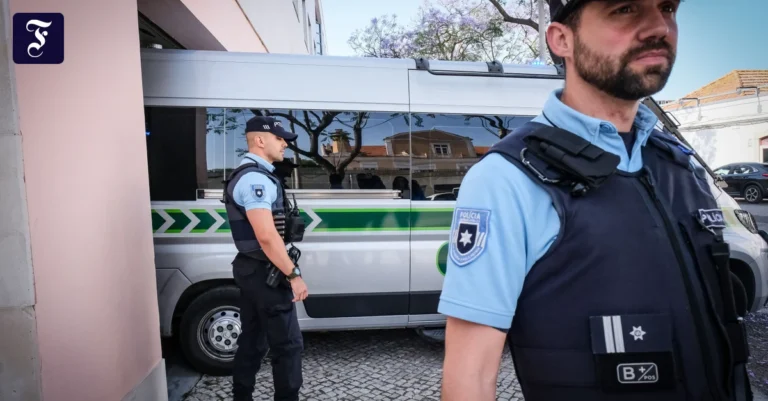ein-polizeiwagen-mit-den.webp.webp